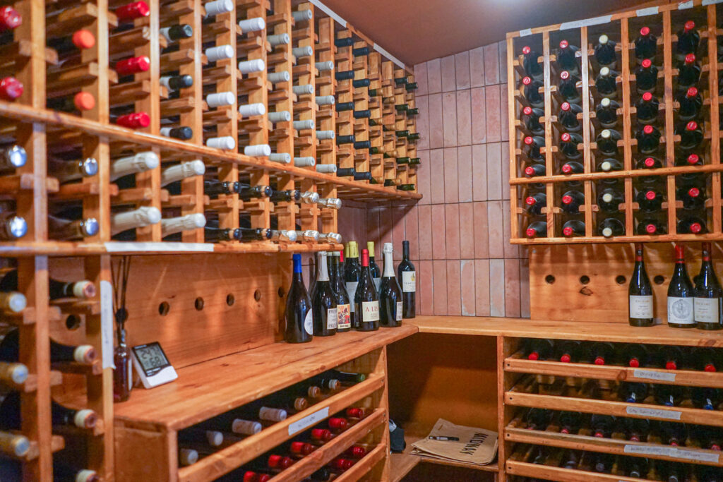 Foto de la cava de vinos del bar